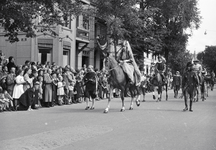 831696 Afbeelding van een historische groep in de optocht ter gelegenheid van Koninginnedag, op de Maliesingel te ...